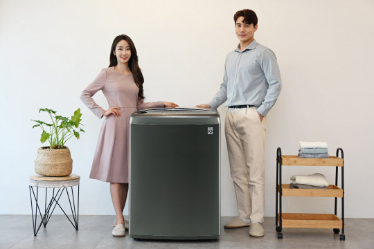 LG전자 모델들이 'LG 통돌이 세탁기' 신제품을 소개하고 있다. <LG전자 제공>